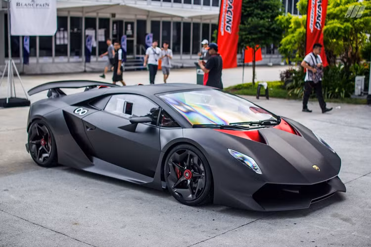 Ra mắt sau Reventon, Sesto Elemento là mẫu xe duy nhất trong danh sách không được phép di chuyển hợp pháp trên đường phố. Được phát triển trên nền tảng của Gallardo, Sesto Elemento là mẫu xe nhẹ nhất của hãng siêu xe Lamborghini với trọng lượng khô chỉ 999 kg nhờ được làm hoàn toàn bằng sợi carbon và khoang nội thất được gỡ bỏ gần như tất cả.