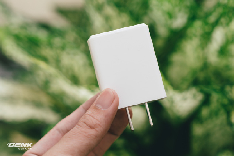 Dock sạc của Realme 5 cũng lớn hơn so với thông thường, nhưng thuôn dài lên trên nên sẽ không 'ngáng đường' các dock sạc khác. 