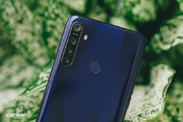 ...nhưng để ý kỹ thì ta sẽ thấy các họa tiết kiểu pha lê, thay đổi hình dạng khi đi ra nắng. Kiểu trang trí này đơn giản hơn, nhưng theo mình là đẹp hơn so với bản cũ. 