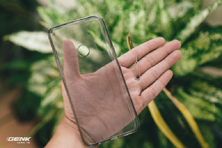 2 phụ kiện đầu tiên ta tìm thấy là một ốp cao su trong suốt và cây mở khay SIM nhỏ nhắn. 