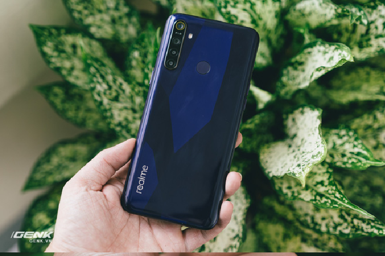 Từ bỏ thiết kế nhiều màu sắc của phiên bản Realme 3, bộ đôi Realme 5 có mặt lưng chỉ 1 màu duy nhất...