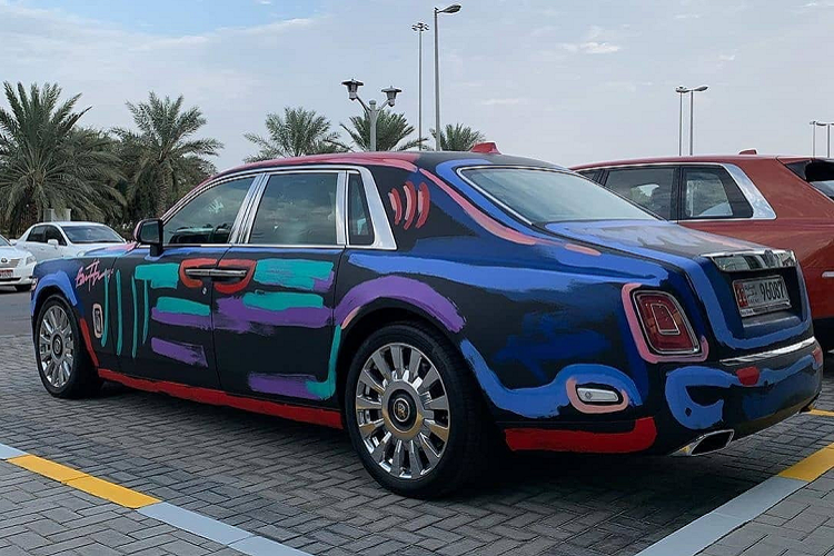 Ở lần này, Rolls-Royce Abu Dhabi đã quyết định kết hợp với anh trong dự án nghệ thuật trên Rolls-Royce Phantom VIII – Mẫu xe mới nhất đến từ thương hiệu xe siêu sang này.