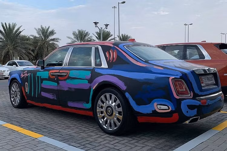 Ở lần này, Rolls-Royce Abu Dhabi đã quyết định kết hợp với anh trong dự án nghệ thuật trên Rolls-Royce Phantom VIII – Mẫu xe mới nhất đến từ thương hiệu xe siêu sang này.