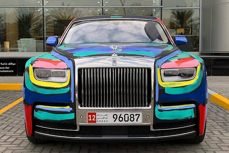 Là một nghệ sĩ đường phố với phong cách vẽ đương đại cùng phong cách phối màu hài hòa, Bradley Theodore thường được biết đến với họa tiết đầu lâu và diễn giải sinh động các biểu tượng văn hóa và người nổi tiếng.