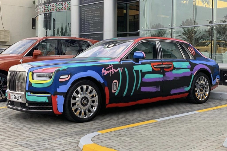 Đôi khi, Rolls-Royce còn có thể đem đến cho khách hàng những phiên bản mang giá trị nghệ thuật cao ở cả ngoại thất lẫn nội thất. Điển hình như chiếc xe siêu sang Phantom VIII dưới đây, chiếc xe là sự kết hợp giữa Đại lý Rolls-Roye Abu Dhabi và nghệ sĩ đường phố Bradley Theodore.