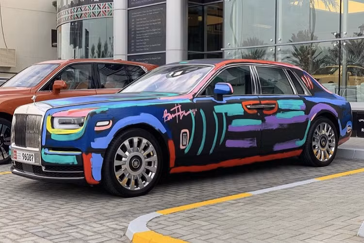 Đôi khi, Rolls-Royce còn có thể đem đến cho khách hàng những phiên bản mang giá trị nghệ thuật cao ở cả ngoại thất lẫn nội thất. Điển hình như chiếc xe siêu sang Phantom VIII dưới đây, chiếc xe là sự kết hợp giữa Đại lý Rolls-Roye Abu Dhabi và nghệ sĩ đường phố Bradley Theodore.
