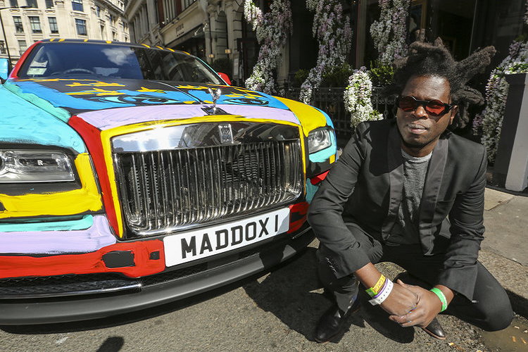 Khu vực UAE thường được biết đến với thú chơi xe “độc”, những người chơi xe ở đây sẵn sàng bỏ rất nhiều tiền ra để được sở hữu những phiên bản xe độc đáo, không giống với bất kì xe nào khác. Chính vì thế mà lần này, Bradley Theodore lại có cơ hội “sáng tạo” tác phẩm nghệ thuật trên nền một chiếc xe đắt giá.