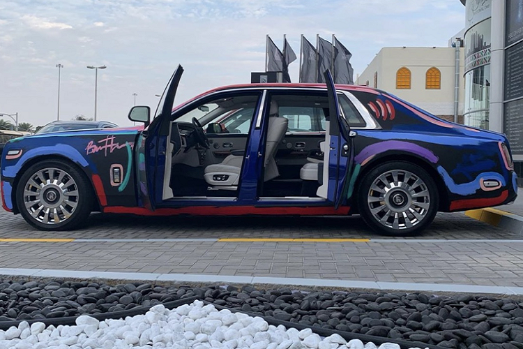 Theodore lựa chọn những màu sắc khá hài hòa khi đặt cạnh nhau như tím, xanh lá, vàng, đỏ hay những gam màu nhẹ hơn như màu hồng cánh sen,…Đây cũng chính là phong cách sử dụng màu sắc quen thuộc mà ta thường gặp trong những tác phẩm nghệ thuật trước đây của anh.