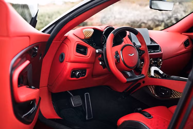 Với mức giá xe Aston Martin DBS GT Zagato cao ngất ngưởng, nó được trang bị "trái tim" là khối động cơ Superleggera V12 5.2L, tăng áp kép cho ra công suất tối đa 760 mã lực. Hiện nay, Aston Martin chỉ cung cấp duy nhất 1 lựa chọn về màu sơn ngoại thất, màu đỏ Supernova Red cho siêu phẩm này với các điểm nhấn bằng sợi carbon và bánh xe được gia công bằng công nghệ 3D màu đen pha sắc vàng nổi bật.