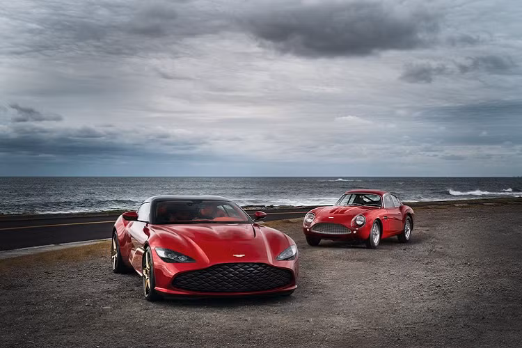 Theo đó, trong khuôn khổ sự kiện Audrain's Newport Concours diễn ra ở Hoa Kỳ, hãng siêu xe nước Anh - Aston Martin đã giới thiệu tới công chúng nguyên mẫu "bằng xương bằng thịt" của siêu phẩm Aston Martin DBS GT Zagato, "người anh em" tới từ thế kỷ XXI của chiếc DB4 GT Zagato Continuation.