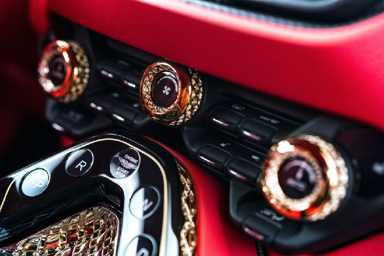 Chưa hết, bộ lưới tản nhiệt trên Aston Martin DBS GT Zagato cũng là bộ lưới tản nhiệt đầu tiên trên ô tô được ứng dụng công nghệ carbon để định hình, nó bao gồm 108 miếng carbon hình kim cương riêng lẻ đóng kín khi xe đứng yên, và nó sẽ mở ra với chức năng lưu thông không khí khi xe hoạt động.