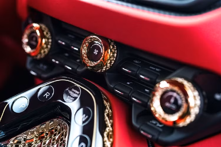 Chưa hết, bộ lưới tản nhiệt trên Aston Martin DBS GT Zagato cũng là bộ lưới tản nhiệt đầu tiên trên ô tô được ứng dụng công nghệ carbon để định hình, nó bao gồm 108 miếng carbon hình kim cương riêng lẻ đóng kín khi xe đứng yên, và nó sẽ mở ra với chức năng lưu thông không khí khi xe hoạt động.