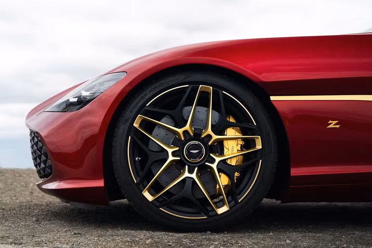 Ngoài ra, carbon cũng là vật liệu được ưu tiên sử dụng cho siêu phẩm này nhằm tăng tính khí động học.