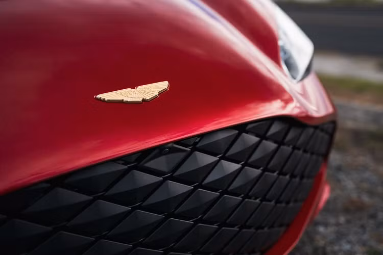 Nếu gam màu vàng được sử dụng quá nhiều trên xe, Aston Martin cũng sẵn lòng thay thế chúng bằng vật liệu carbon và nhôm dành cho bạn. Bộ phận cá nhân hoá "Q" của hãng siêu xe nước Anh sẽ giúp các thượng đế đạt được sở thích một cách thú vị nhất. Do đó, không gian nội thất của Aston Martin DBS GT Zagato được đánh giá là một khoang cabin đậm chất cá nhân.