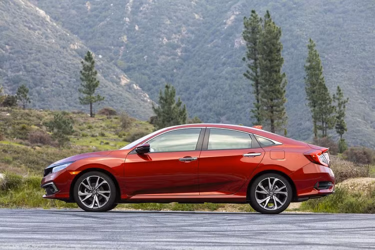 Về trang bị an toàn, tuy là phiên bản có mức giá rẻ nhất nhưng bản LX vẫn sở hữu công nghệ hỗ trợ người lái Honda Sensing. Công nghệ này bao gồm các hệ thống cảnh báo va chạm phía trước, cảnh báo chệch làn đường và hệ thống phanh giảm thiểu va chạm. 