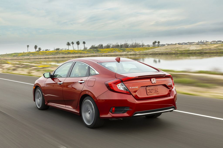 Ngoài ra, một số tính năng khác phải nói tới như hệ thống kiểm soát hành trình thích ứng, hỗ trợ giữ làn đường và hệ thống giảm thiểu khởi hành trên đường. Cung cấp sức mạnh cho Honda Civic Sedan LX là khối động cơ 4 xy-lanh 2.0L với sức mạnh đầu ra 158 mã lực và 187 Nm mô-men xoắn cực đại. Đi kèm với đó là hộp số sàn 6 cấp.