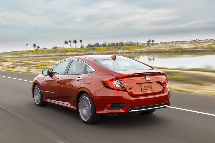 Ngoài ra, một số tính năng khác phải nói tới như hệ thống kiểm soát hành trình thích ứng, hỗ trợ giữ làn đường và hệ thống giảm thiểu khởi hành trên đường. Cung cấp sức mạnh cho Honda Civic Sedan LX là khối động cơ 4 xy-lanh 2.0L với sức mạnh đầu ra 158 mã lực và 187 Nm mô-men xoắn cực đại. Đi kèm với đó là hộp số sàn 6 cấp.