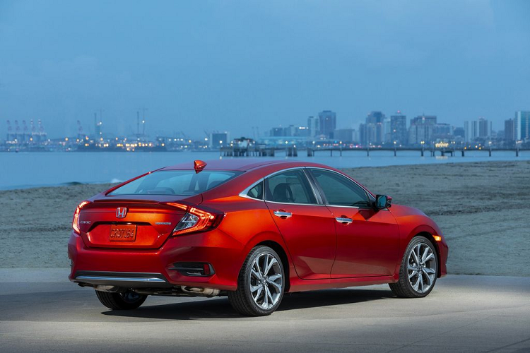 Cuối cùng, phiên bản đắt nhất trong biến thể Sedan, bản Touring có giá từ 27.600 USD (khoảng 663 triệu đồng). Honda Civic Sedan Touring được tích hợp đầy đủ các trang bị có thể có trên một mẫu xe Civic. Cụ thể, ngoài các trang bị kể trên, bản Touring được trang bị bộ mâm hợp kim 18 inch màu xám độc đáo, đèn chiếu sáng Full-LED với cường độ cao, tay nắm cửa mạ chrome, gương chiếu hậu có sưởi với đèn xi-nhan LED tích hợp sẵn.