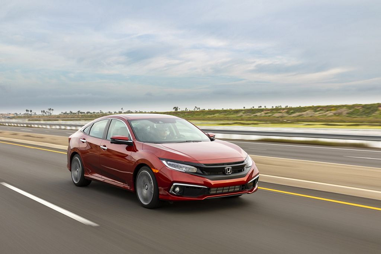 Về truyền động, bản EX sở hữu khối động cơ 4 xy-lanh 1.5L tăng áp với công suất 174 mã lực cùng mô-men xoắn 219 Nm. Cao cấp hơn bản EX Sedan chính là bản EX-L Sedan với mức giá khởi điểm từ 24.900 USD (khoảng 598 triệu đồng). Ngoài những trang bị như bản EX, bản EX-L còn được bổ sung các tính năng như ghế da, gương chiếu hậu chống chói và hệ thống điều khiển không dây HomeLink. 