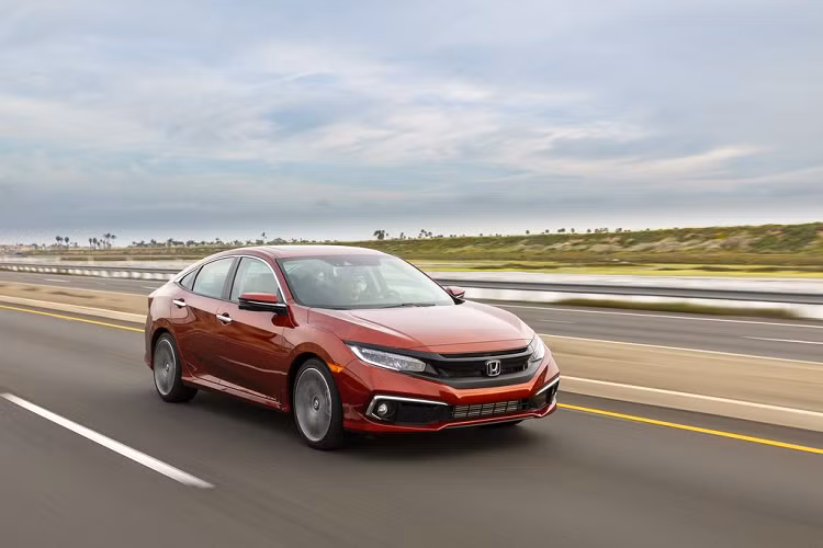 Về truyền động, bản EX sở hữu khối động cơ 4 xy-lanh 1.5L tăng áp với công suất 174 mã lực cùng mô-men xoắn 219 Nm. Cao cấp hơn bản EX Sedan chính là bản EX-L Sedan với mức giá khởi điểm từ 24.900 USD (khoảng 598 triệu đồng). Ngoài những trang bị như bản EX, bản EX-L còn được bổ sung các tính năng như ghế da, gương chiếu hậu chống chói và hệ thống điều khiển không dây HomeLink. 