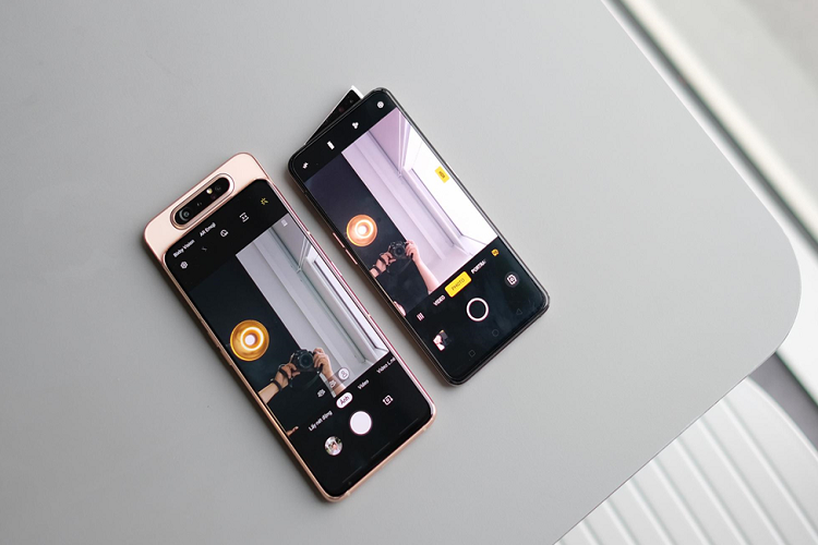 Samsung Galaxy A80 được thiết kế với cơ cấu trượt tự động. Khi dùng tính năng selfie, model này sẽ tự động trượt lên và xoay camera sau sang trước. Còn với Oppo Reno, máy được trang bị camera “vây cá mập” độ phân giải 16 MP. Khi được kích hoạt, hệ thống này sẽ trượt lên, nghiêng 11 độ.
