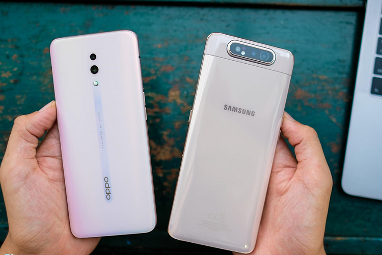 Galaxy A80 cho cảm giác cầm nắm đầm tay hơn so với Oppo Reno. Hai model này đều hoàn thiện bằng kính, Oppo Reno được làm nhám thay vì bóng nên ít bị bám mồ hôi, dấu vân tay hơn so với Galaxy A80.