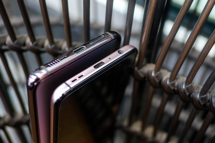 Galaxy A80 đã loại bỏ jack cắm tai nghe 3,5 mm, trong khi Oppo Reno vẫn giữ cổng kết nối quen thuộc. Đây được xem là điểm cộng cho Oppo vì nhiều người vẫn thích dùng jack cắm này để nghe nhạc. Dù có jack cắm tai nghe nhưng độ dày của Oppo Reno không chênh lệch quá nhiều so với Galaxy A80.