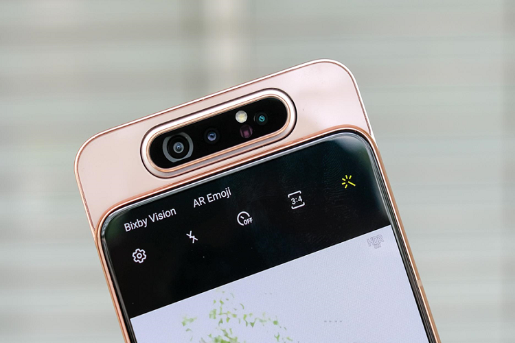 Nhờ cơ chế trượt xoay tự động, tôi có thể sử dụng cụm ba camera độ phân giải khủng trên Galaxy A80 cho nhu cầu selfie và livestream. Ba camera của máy bao gồm 48 MP, 8 MP và một camera TOF.