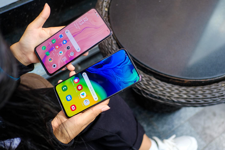 Bên cạnh đó, Galaxy A80 được trang bị kính cường lực 2,5 D với độ cong nhẹ ở màn hình nên cảm giác vuốt chạm thoải mái hơn Oppo Reno.