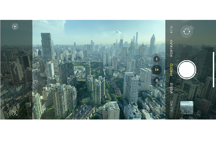 Một tính năng thú vị được Austin Mann khám phá là Capture Outside the Frame (chụp bên ngoài khung hình). Khi chụp với ống kính góc rộng (26 mm), iPhone 11 Pro đồng thời dùng ống siêu rộng (13 mm). Người dùng có thể chọn lại khung hình sau khi chụp. 