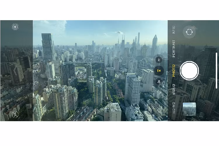 Một tính năng thú vị được Austin Mann khám phá là Capture Outside the Frame (chụp bên ngoài khung hình). Khi chụp với ống kính góc rộng (26 mm), iPhone 11 Pro đồng thời dùng ống siêu rộng (13 mm). Người dùng có thể chọn lại khung hình sau khi chụp. 