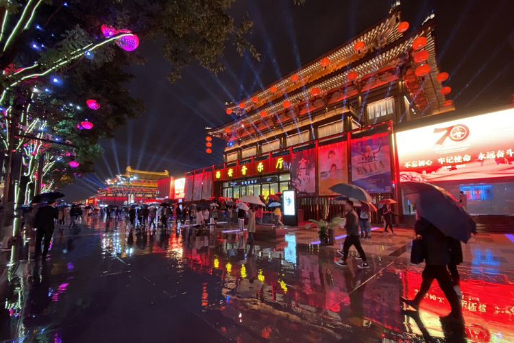 Mann thích cách tiếp cận của Apple thông qua Night Mode. Thay vì cố gắng tạo ra ảnh sáng như ban ngày, họ quan tâm đến việc ghi lại khung cảnh màn đêm chân thật. Điều này chưa từng xuất hiện trên những smartphone khác.