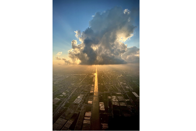 Austin Mann cũng thử chụp ống siêu rộng theo chiều dọc, tạo ra một bức ảnh ấn tượng nhìn từ trên cao. Tính năng này hoạt động rất tốt trong điều kiện ánh sáng bình thường. Tuy nhiên khi chuyển vào bên trong nhà hoặc chụp ban đêm, máy sẽ tự động dùng ống góc rộng (Wide).