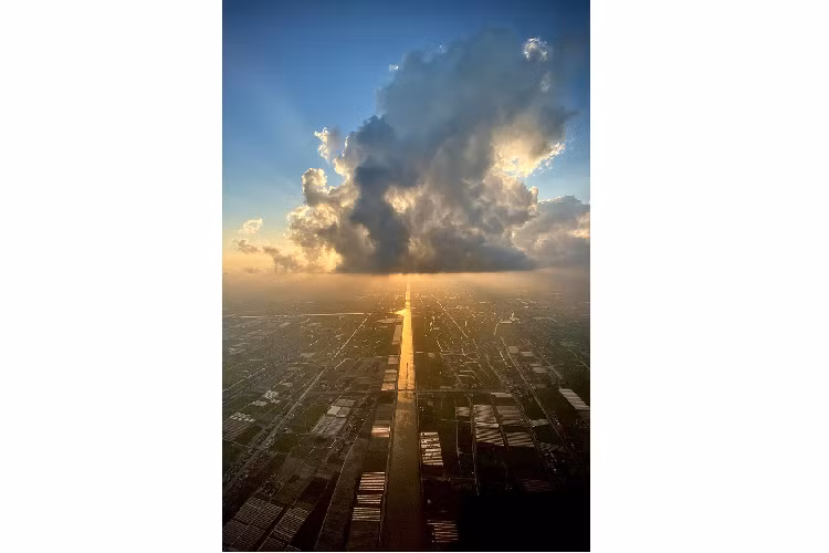 Austin Mann cũng thử chụp ống siêu rộng theo chiều dọc, tạo ra một bức ảnh ấn tượng nhìn từ trên cao. Tính năng này hoạt động rất tốt trong điều kiện ánh sáng bình thường. Tuy nhiên khi chuyển vào bên trong nhà hoặc chụp ban đêm, máy sẽ tự động dùng ống góc rộng (Wide).