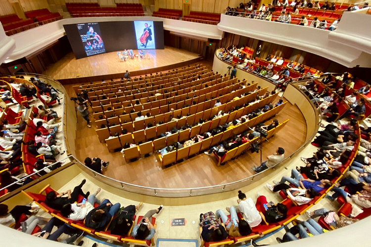 Ông cho rằng việc thêm nhiều ống kính vào smartphone là điều rất tuyệt, đặc biệt là ống siêu rộng. Thông thường trong túi máy ảnh của Austin Mann, ống siêu rộng Canon 16–35 f/2,8 hoặc Hasselblad 21 mm luôn là "vũ khí" chính.