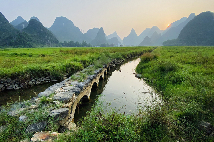 Nhiếp ảnh gia này khá hào hứng với ống siêu rộng của iPhone 11 Pro. Ông chụp một số hình trong buổi hòa nhạc và khung cảnh đồng quê Trung Quốc. Chất lượng ảnh không thua kém gì nhiều so với máy DSLR. 