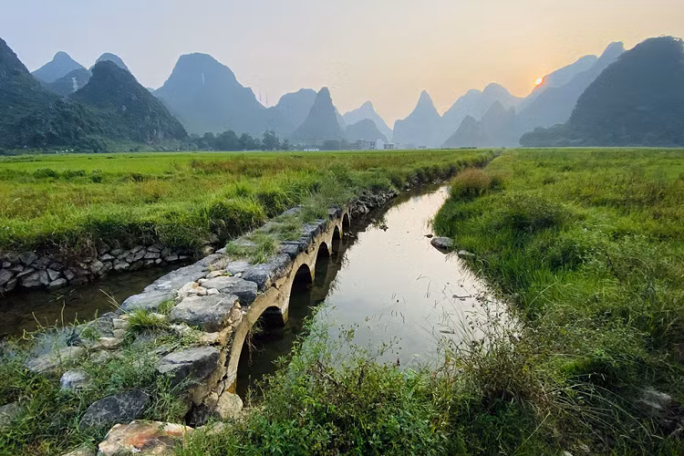 Nhiếp ảnh gia này khá hào hứng với ống siêu rộng của iPhone 11 Pro. Ông chụp một số hình trong buổi hòa nhạc và khung cảnh đồng quê Trung Quốc. Chất lượng ảnh không thua kém gì nhiều so với máy DSLR. 