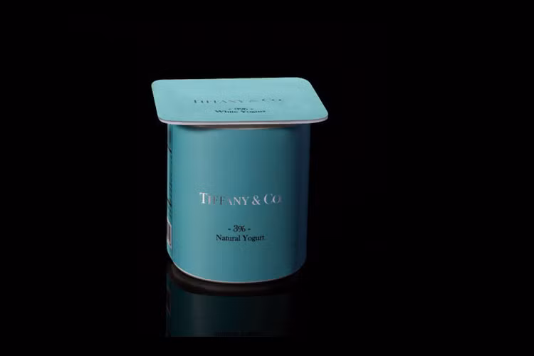 Chuyển sang thời trang hàng hiệu, bạn có thể ăn sữa chua Tiffani&amp;Co cho đẹp da giữ dáng 