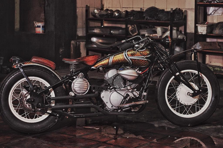 Sau khi được 3D biến đổi thành Roadhopper, chiếc Yamaha Virago 250 đời cũ với ngoại hình nhàm chán đã "lột xác" hoàn toàn, trở thành một mẫu mô tô độ với ngoại hình đậm vẻ cổ điển nhưng vẫn đồng thời cực kỳ "chất chơi".