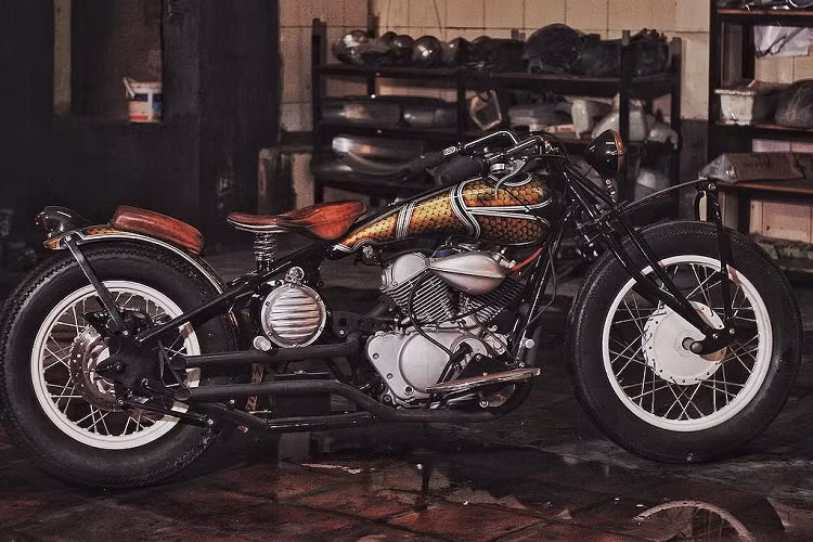 Sau khi được 3D biến đổi thành Roadhopper, chiếc Yamaha Virago 250 đời cũ với ngoại hình nhàm chán đã "lột xác" hoàn toàn, trở thành một mẫu mô tô độ với ngoại hình đậm vẻ cổ điển nhưng vẫn đồng thời cực kỳ "chất chơi".