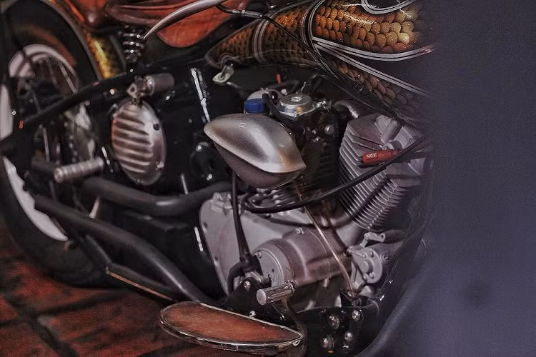 Ngoài việc được trang bị 2 pô là các ống kim loại uốn không giảm thanh, thay lọc gió độ và được phục chế lại, động cơ V-Twin của Virago 250 được giữ nguyên trên Roadhopper. Sau khi hoàn thiện, chiếc xe đã được phủ lên mình màu sơn chính là đen bóng đúng kiểu xe cổ. Tuy nhiên chịu ảnh hưởng từ những chiếc mô tô chopper độ, 3D còn sơn airbrush dè sau và bình xăng của Roadhopper với các hoạ tiết hình vảy rồng đầy táo bạo.