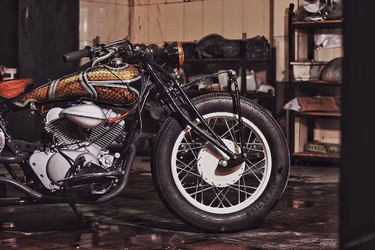 Sau khi hoàn thành 2 đặc điểm chính này, phần còn lại của Roadhopper chỉ là tạo dáng cho chiếc xe, và 3D tiếp tục lấy cảm hứng chủ đạo từ những chiếc mô tô ở nửa đầu Thế kỷ XX. Nằm phía trên lá nhíp của phuộc trước là một chiếc đèn pha tròn nhỏ gọn, với vành được làm từ đồng. Cặp ghi-đông của Roadhopper rộng ngang về hai bên như những chiếc mô tô cổ, bên dưới là bình xăng chạy thuôn về phía sau và chiếc yên solo bọc da với lò xo giảm xóc bên dưới như xe đạp. 