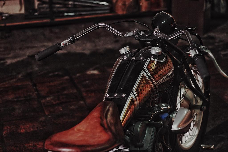 Bộ khung nguyên bản của Virago 250 đã được 3D thiết kế lại hoàn toàn ở phía sau để biến nó thành kết cấu khung hardtail theo đúng phong cách Road Hopper. Tuy nhiên đặc điểm ấn tượng nhất của bản độ lại là kết cấu dàn đầu trước. Hoàn toàn vứt bỏ phuộc ống lồng nguyên bản của Virago 250, 3D đã thiết kế lại cho Roadhopper một bộ gắp trước bằng thép ống, với giảm xóc dạng lá nhíp đúng như những chiếc môtô cổ điển. 