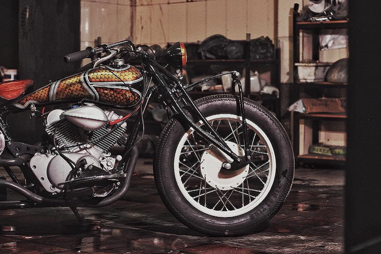 Đúng như tên gọi, Roadhopper học tập từ những chiếc môtô Road Hopper do hãng xe thủ công Zero Engineering từ Nhật tạo ra. Được thành lập vào năm 1992, Zero Engineering đã nhanh chóng nổi danh bởi những siêu phẩm "hàng thửa" được tạo ra bởi nghệ nhân độ xe bậc thầy Shinya Kimura. 