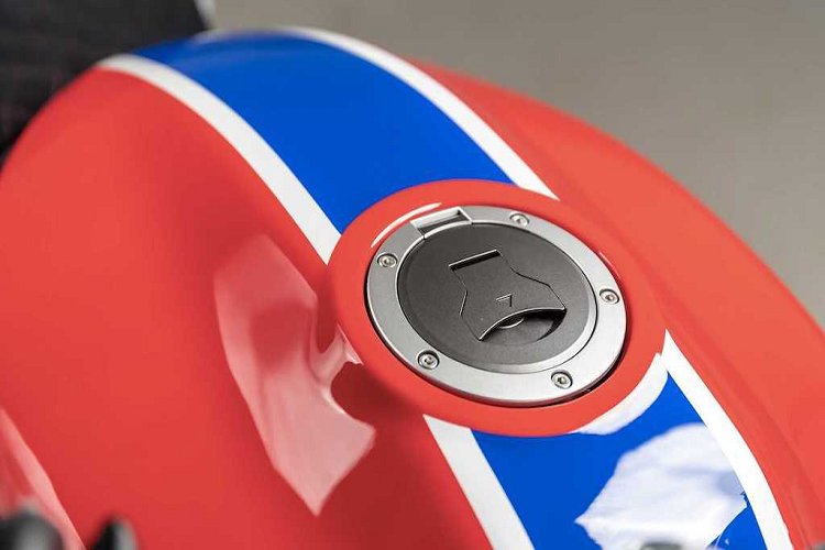 Ngoài những điểm đặc biệt trên, phần còn lại của phiên bản 5Four này hoàn toàn giống với những chiếc CB1100 RS bình thường khác. Vốn dựa trên cơ sở chiếc CB1100, một trong những thay đổi quan trọng nhất của CB1100 RS đó là hệ thống giảm xóc trước sau mới đều được cung cấp bởi Showa.