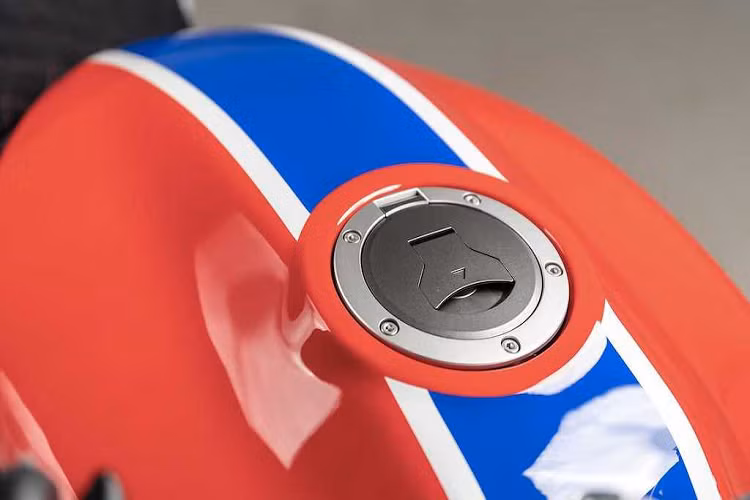 Ngoài những điểm đặc biệt trên, phần còn lại của phiên bản 5Four này hoàn toàn giống với những chiếc CB1100 RS bình thường khác. Vốn dựa trên cơ sở chiếc CB1100, một trong những thay đổi quan trọng nhất của CB1100 RS đó là hệ thống giảm xóc trước sau mới đều được cung cấp bởi Showa.