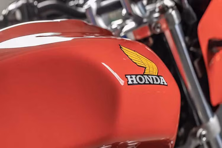 Toàn bộ thân xe được sơn trong tông màu đỏ đặc trưng của Honda, với logo cánh chim hai bên bình xăng sử dụng thiết kế đúng như trên những chiếc CB cổ. Bên cạnh đó, CB1100 RS còn được trang bị sẵn các đồ chơi như bao tay Tomaselli và hệ thống xả Race FIt.