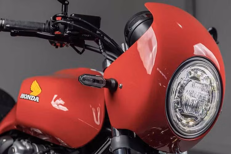 Nhân dịp kỷ niệm kép này, chi nhánh Honda Anh Quốc đã hợp tác cùng xưởng độ 5Four để tạo ra một series xe đặc biệt, dựa trên mẫu mô tô hoài cổ hiệu năng cao CB1100 RS. Có tên gọi Honda CB1100 RS 5Four, phiên bản đặc biệt này có thiết kế lấy cảm hứng từ những chiếc xe đua đường trường trong thập niên 80 của Thế kỷ XX.