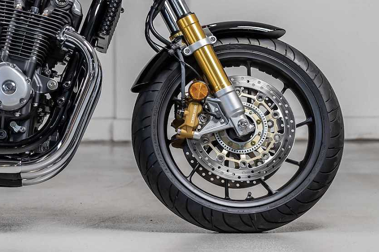 Trong đó, cặp phuộc trước dù vẫn sở hữu dạng ống lồng thay vì USD nhưng vẫn có đường kính lớn tới 43 mm và có thể điều chỉnh được. Phuộc sau của xe có thêm bình dầu rời.