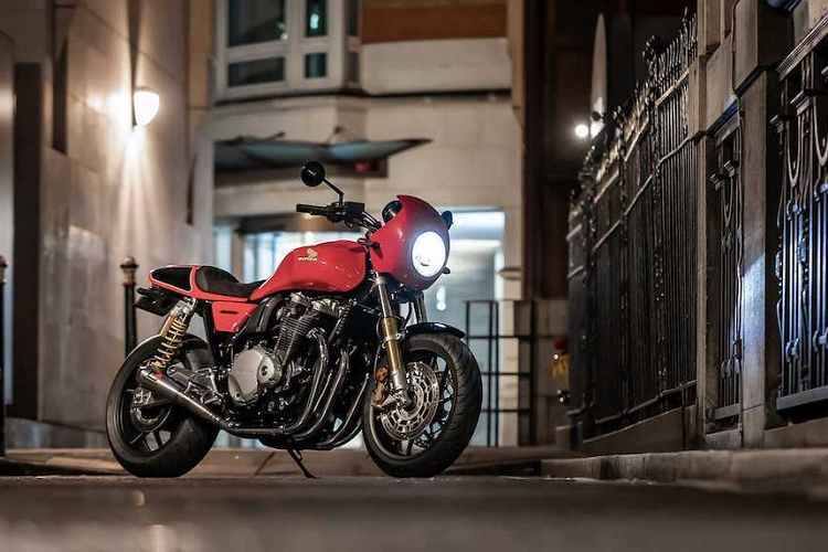 Đồng thời, chiều cao yên nay đã được nâng lên 795 mm và dàn để chân được bố trí lại. Thay vì bộ vành nan cổ điển như phiên bản CB1100 EX hay mâm đúc 5 cây như CB1100 thường, CB1100 RS đã được trang bị cặp mâm đúc với thiết kế 10 cánh xoắn thể thao hơn và phanh trước với heo Tokico 4 piston.